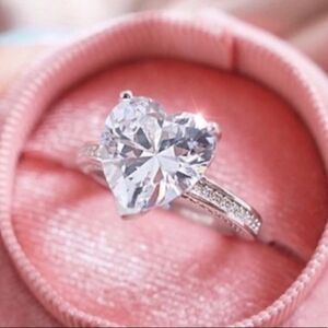 The Solitaire Heart Ring in 925 and White Sapphire